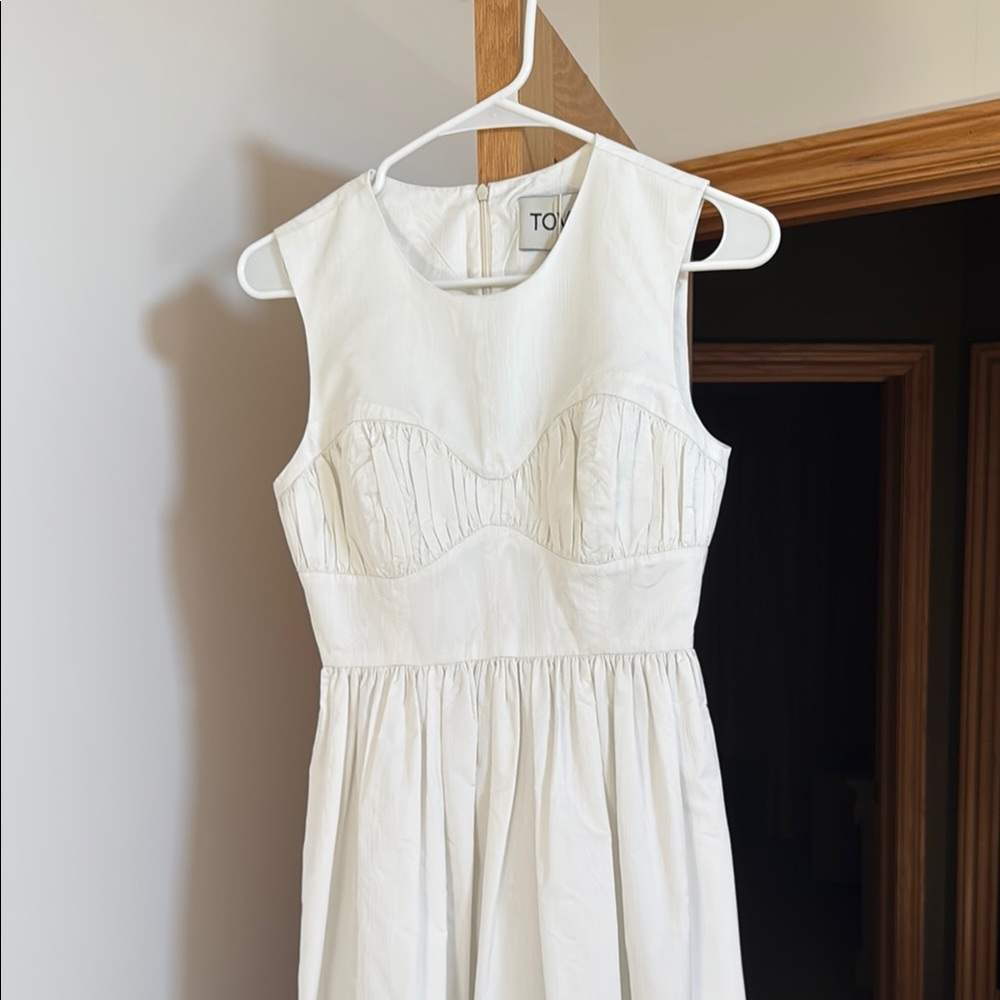 TOVE White Sleeveless gown